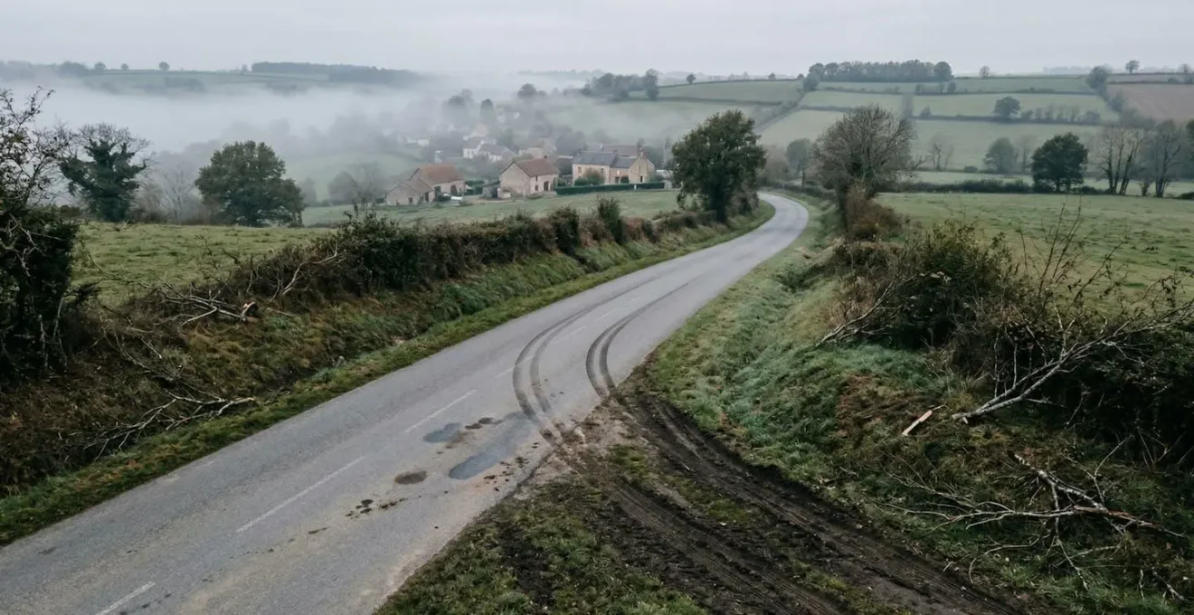 Vue large d'une route sinueuse française avec traces de freinage et éléments naturels
