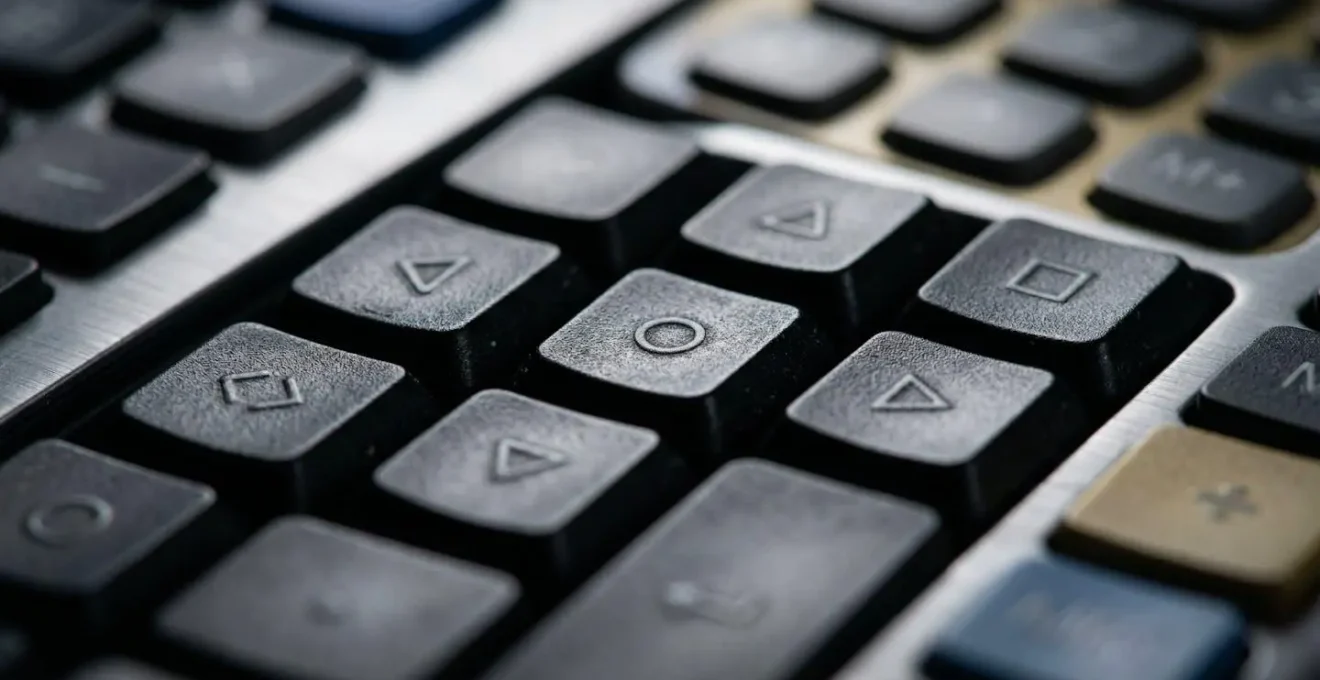 Vue macro d'un clavier d'ordinateur et d'une calculatrice avec détails des touches